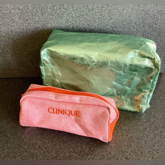 2 New Clinique Cosmetic Bags - Picture 4 of 4